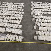 Sacs de méthamphétamine dissimulés à l’intérieur des pots de cornichons.