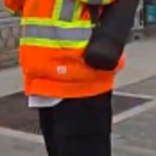 Homme qui filme dans les rues de Penticton.