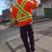 Vue arrière d’un homme en train de filmer.