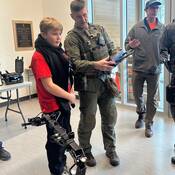 Membre de l'équipe du Groupe tactique d’intervention de la GRC qui fait la démonstration d'un robot