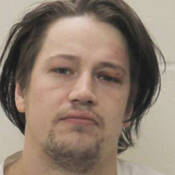 Austin Arndt-Hillier<br />
<br />
Pseudonymes : aucun<br />
<br />
Sexe : homme<br />
<br />
Âge : 29<br />
<br />
Taille : 5 pieds 11 pouces<br />
<br />
Poids : 169 livres<br />
<br />
Cheveux : bruns<br />
<br />
Yeux : noisetier<br />
<br />
Cicatrices ou tatouages : Cicatrices sur les deux bras, tatouage – bras gauche – caractère chinois<br />
<br />
Pourrait se trouver dans l’une de ces collectivités :<br />
Indian Head, SK; Qu’Appelle, SK; Regina, SK; Cypress County, AB; Medicine Hat, AB <br />
<br />
Infractions: <br />
Voies de fait causant des blessures corporelles, agression armée (3 chefs), voies de fait avec étouffement, séquestration (2 chefs), menaces (2 chefs)