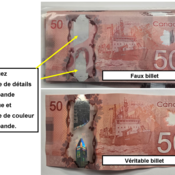 Photo comparant un des billets contrefaits de 50 $ avec un véritable billet de 50 $. Remarquez l’absence de détails dans la bande métallique et l'absence de couleur dans la bande.