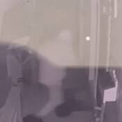 Image de vidéosurveillance montrant un suspect s’introduisant dans un bâtiment.