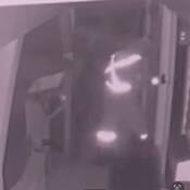 Image de vidéosurveillance montrant un suspect s’introduisant dans un bâtiment.