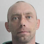 Christopher Tallmadge<br />
<br />
Pseudonymes : Buzy, Kenneth Bell, Bizy, Brian Merasty<br />
<br />
Sexe : homme<br />
<br />
Âge : 40 ans<br />
<br />
Taille : 5 pieds 8 pouces<br />
<br />
Poids : 139 livres<br />
<br />
Cheveux : blonde<br />
<br />
Yeux : verts<br />
<br />
Cicatrices ou tatouages : <br />
•    Tatouage – avant-bras gauche – BIZY<br />
•    Tatouage – avant-bras droit – motif géométrique<br />
<br />
Pourrait se trouver dans l’une de ces collectivités : <br />
Ituna, SK; Melville, SK; Lipton, SK; La Première Nation de Muskowekwan, SK; Lanigan, SK; Meadow Lake, SK<br />
<br />
Infractions : <br />
Agression sexuelle, contacts sexuels, incitation à des contacts sexuels, exploitation sexuelle d’un adolescent, administration d’une substance délétère