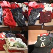 Des piles de vêtements récupérés.