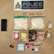 Photo de contrebande cachée à l’intérieur d’un paquet