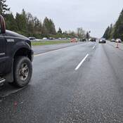 Voitures de la Patrouille routière de la C. B. bloquant l’autoroute 1 pendant que la police enquête sur un grave accident de motocyclette