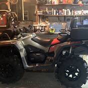 Une photo du quad volé, un Can-Am Outlander gris