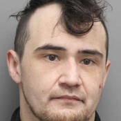 Jason Unrau<br />
<br />
Pseudonymes : Jason Unrah<br />
<br />
Sexe : homme<br />
<br />
Âge : 31<br />
<br />
Taille : 5 pieds 9 pouces<br />
<br />
Poids : 176 livres<br />
<br />
Cheveux : bruns<br />
<br />
Yeux : bruns<br />
<br />
Cicatrices ou tatouages : <br />
•    Tatouage – avant-bras gauche – motif géométrique ressemblant à une croix, « F U Dog »<br />
•    Cicatrice – pouce droit<br />
•    Cicatrice – au milieu du front<br />
<br />
Pourrait se trouver dans l’une de ces collectivités : <br />
Unity, SK; Scott, SK; Morris, MB; Morden, MB; Plum Coulee, MB; Miami, MB<br />
<br />
Infractions: <br />
Incitation à des contacts sexuels, leurre, défaut de comparaître (3 chefs)