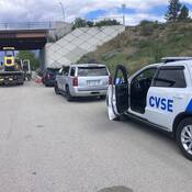 Des véhicules de la patrouille routière de la C.-B. et de l’équipe CVSE effectuent une inspection sur le bord d’une autoroute lors d’une opération conjointe d’application de la loi près de Kamloops