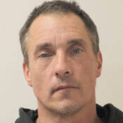 Pierre Bouchard<br />
<br />
Pseudonymes : nil<br />
<br />
Sexe : homme<br />
<br />
Âge : 52 ans<br />
<br />
Taille : 5 pieds 10 pouces<br />
<br />
Poids : 181 livres<br />
<br />
Cheveux : blonde<br />
<br />
Yeux : bleus<br />
<br />
Cicatrices ou tatouages : inconnus<br />
<br />
Pourrait se trouver dans l’une de ces collectivités : <br />
Saskatoon, SK; Dundurn, SK<br />
<br />
Infractions : <br />
Séquestration, agression sexuelle, agression armée, menaces (2 chefs), possession de biens volés de moins de 5 000 $, fraude à l’identité, agression sexuelle armée, traite des personnes, avantage financier découlant de la traite des personnes