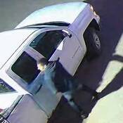 La GRC de Portage la Prairie sollicite l'aide du public pour identifier ce suspect ainsi que le propriétaire du pick-up GMC blanc dans le cadre d'une effraction survenue à Macgregor en juin 2025.
