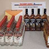 Alcool saisi présenté par le détachement de la GRC d’Old Crow.