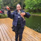 Des policiers de la GRC se sont joints à des élèves pour attraper des poissons.