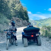 Un agent discute avec un motocycliste tout-terrain