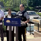 Photo du sergent d'état-major Chris Dodds prononçant un discours au podium au nom du district du Sud-Est de la GRC.