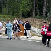 Photo de la cérémonie d’érection du mât totémique avec chants et danses.