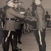 Le commissaire Lindsay qui remet l’insigne de son fils à la Division Dépôt en 1969.