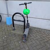 Scooter électrique volé avec casque