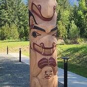 Photo du mât totémique Le Protecteur devant le Détachement de la GRC de Nootka Sound.