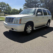 Photo provenant d’une banque d’images et montrant un Cadillac Escalade blanc de 2003