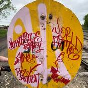 Le 4 juin, le Détachement de la GRC de Dauphin a arrêté un homme après l’avoir vu peindre à la bombe des graffitis sur un panneau jaune de la tête de train. Il a été accusé de méfait.