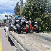 Trois motocyclettes se trouvent sur une dépanneuse en attendant d’être transportées à la fourrière. Les conducteurs avaient été surpris à circuler à une vitesse excessive sur la route 97