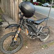une moto tout-terrain électrique