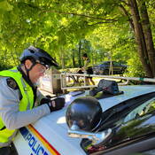 Un policier rédige une contravention pendant la Semaine à vélo.