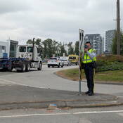 Un policier surveille la circulation dans le cadre de la récente campagne de lutte contre la conduite dangereuse à Burnaby.