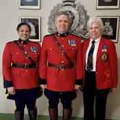 L’inspectrice Veronica Fox en compagnie du sous-commissaire Dwayne McDonald et de la caporale (retraitée) Donna Morse, de l’Association des vétérans de la GRC.