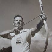 : Le surintendant Atherton était reconnu comme un archer accompli.