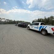 Une moto de police et un VUS banalisé stationnés aux côtés d’une camionnette du CVSE dans le cadre d’une opération renforcée de sécurité routière sur la route 24