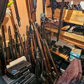 La GRC a saisi 439 armes dans une résidence de Dauphin le 7 juillet. Un homme de 78 ans a été accusé de diverses infractions, dont le trafic d’armes.