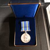 La Médaille d’ancienneté dans un coffret de présentation ouvert