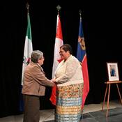 La commissaire du Yukon, Adeline Webber, remettant un prix à Betty Gaywish