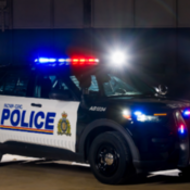 Un véhicule de police de la GRC dont les gyrophares sont allumés.