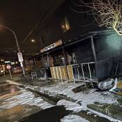 Photo montrant les dommages visibles causés par l’incendie à la terrasse d’un restaurant de Richmond