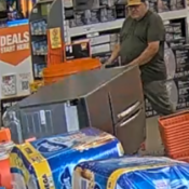 Le suspect qui transporte un réfrigérateur dans un magasin.