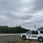 Une silhouette de véhicule de la GRC sur la route South Klondike, juste à la sortie de Carcross, est le fruit d’une initiative conjointe de la Première Nation de Carcross/Tagish et de la GRC de Carcross. Photo gracieusement fournie par la Première Nation de Carcross/Tagish.