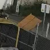 Image d’une personne se tenant debout à côté d’une benne à rebuts.