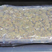 Sac de cannabis séché saisi.