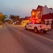 Photo d’un véhicule identifié de la GRC qui effectue des patrouilles au centre-ville de Summerland, en C.-B.