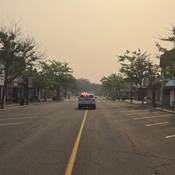 Photo d’un véhicule identifié de la GRC qui effectue des patrouilles au centre-ville de Summerland, en C.-B.