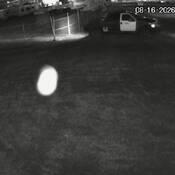 Image prise par caméra de télévision en circuit fermé, en noir et blanc, du véhicule suspect
