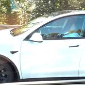 Image fixe tirée de la vidéo d’un témoin montrant une femme qui se serait endormie au volant d’une Tesla blanche
