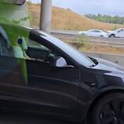Capture d’écran d’une vidéo de la police montrant le conducteur d’une Tesla, les yeux fermés et les deux mains sur les cuisses, sur la route 1 à Langley