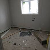 Fenêtre endommagée à l'intérieur de l'un des modules.
