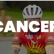 Photo des cyclistes de Policiers contre le cancer qui roulent dans une rue.